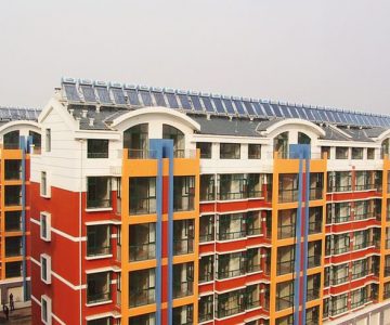 Thermieanlage auf dem Dach eines Wohnquartiers