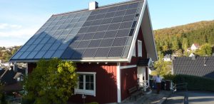 Westerwald: Hausdach: Photovoltaik-Solarthermie-Kombination