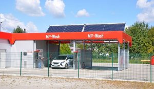 Solarananlage auf einer Autowaschanlage