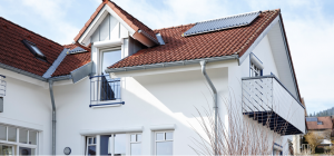 Hausansicht mit Solarkollektor auf dem Dach