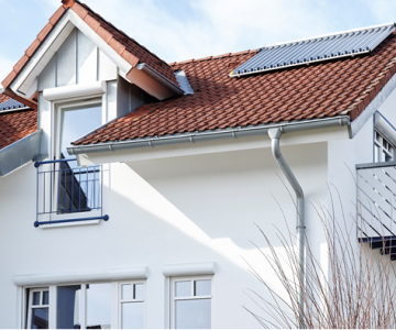 Hausansicht mit Solarkollektor auf dem Dach