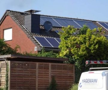 Haus mit Solarenergieananlagen auf dem Dach