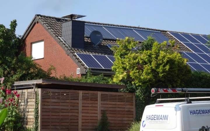 Haus mit Solarenergieananlagen auf dem Dach