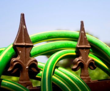 Gartenzaun mit Wasserschlauch Solarzaun Zaunkollektor