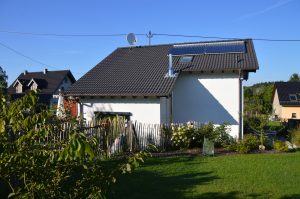 Passivhaus mit Solarthermiekollektoren im Westerwald