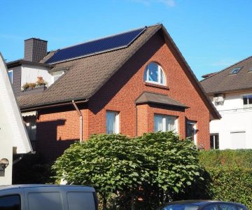 solarthermie-kollektoren-auf-hausdach