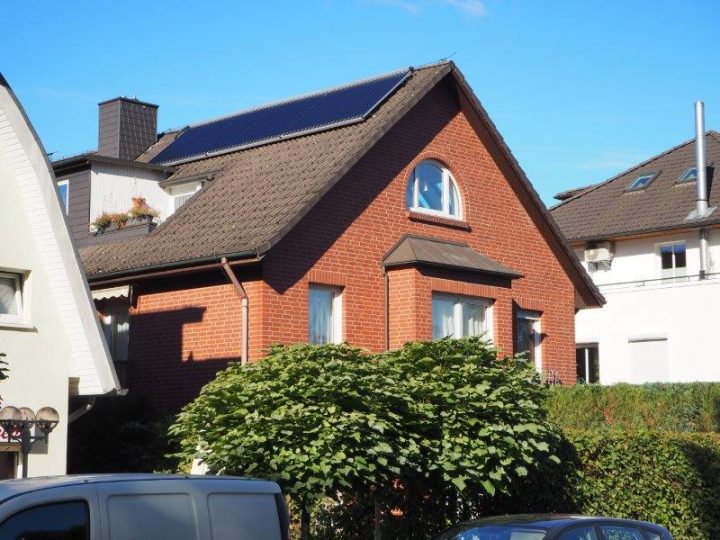 solarthermie-kollektoren-auf-hausdach