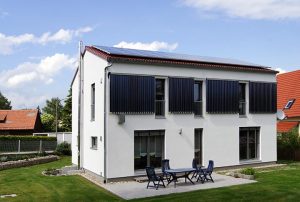 Bio-Solar-Aktivhaus mit Solarthermie-Fassadenmontage und Photovoltaik
