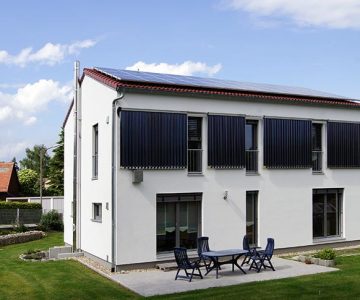 Bio-Solar-Aktivhaus mit Solarthermie-Fassadenmontage und Photovoltaik