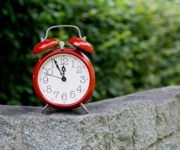 Wecker mit Anzeige 5 vor 12