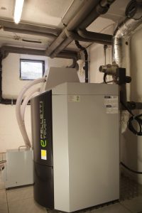 Projekt des Monats 2 November 2017 Haustechnik Hofer Mehrfamilienhaus neuer Pelletkessel Pelleti Touch Paradigma