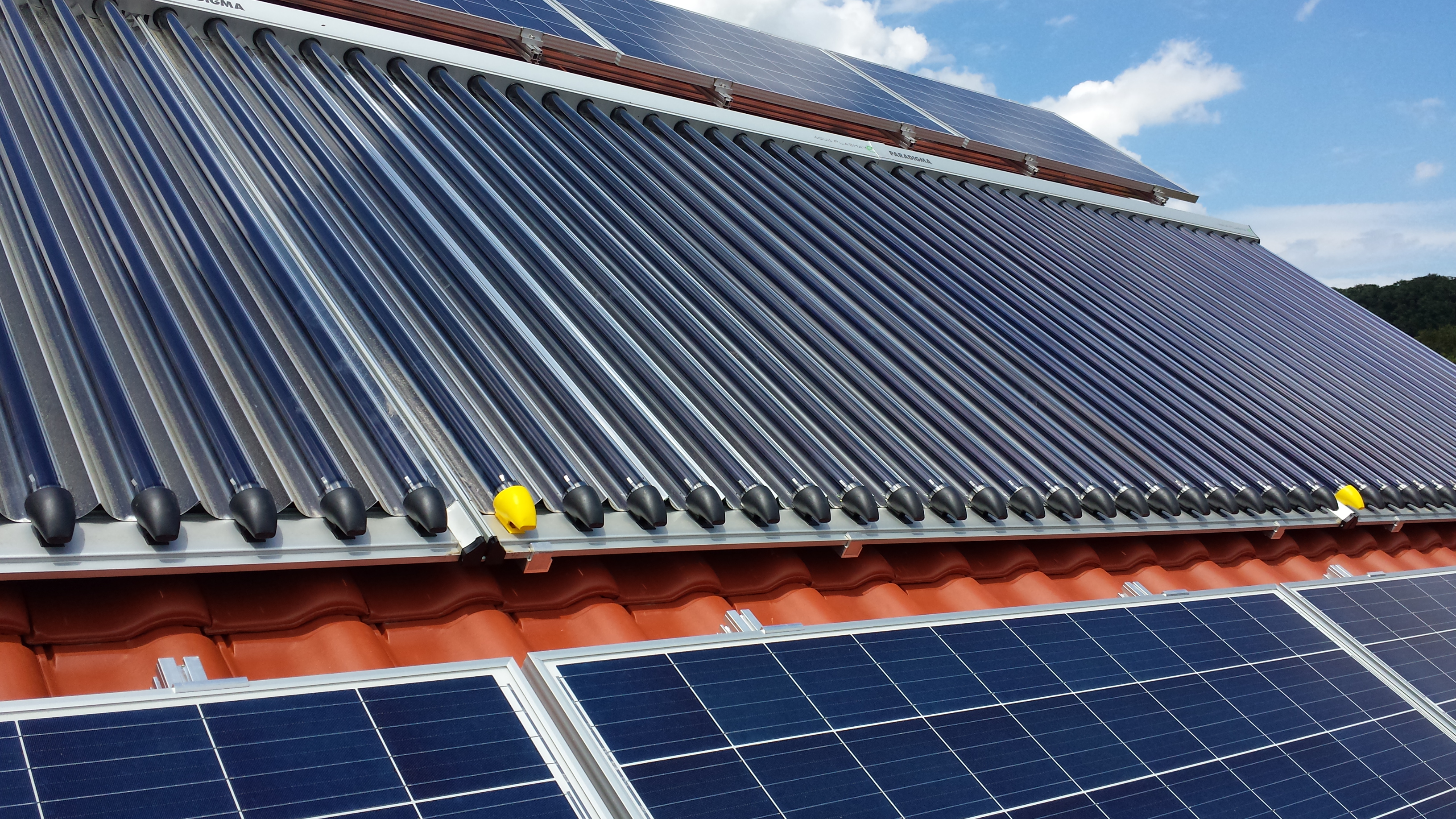 Solardach mit Solarthermie und Photovoltaik vom Handwerker des Monats Joachim Knetzger Heizsysteme GmbH 