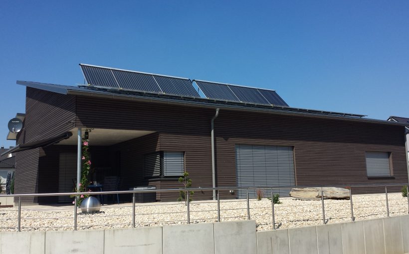 aufgständerte Solarthermie-Anlage auf Pultdach 2. Projekt des Monats Mai 2018 Joachim Knetzger Pfaffenhofen