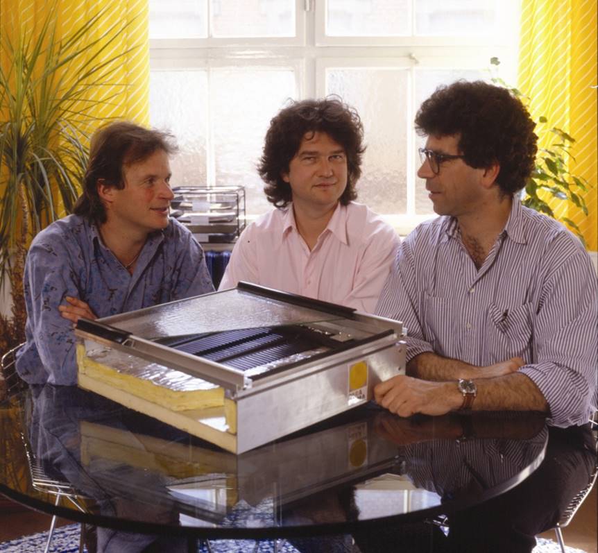 Die drei Gründer von Paradigma: Alfred T. Ritter (mitte), Klaus Taafel (links), Albrecht Steinbrenner (rechts) mit ihrem Baby, dem Solarthermie-Kollektor. Foto: 
