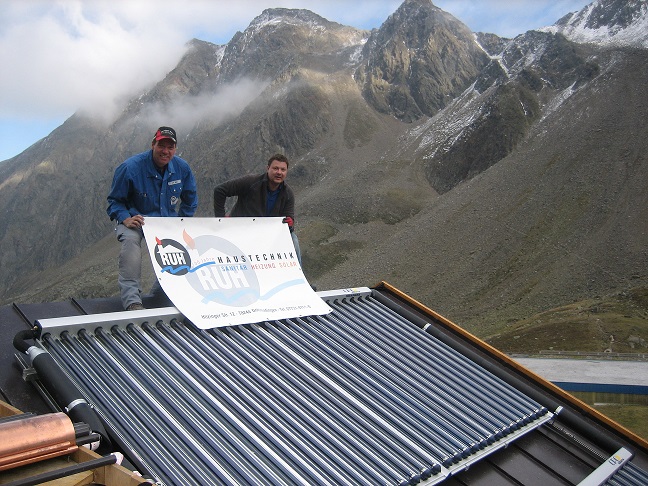 Christof Ruh (links) und Kollege Domenik Wagner auf dem Dach der Dresdner Hütte. Foto: Ruh Haustechnik GmbH