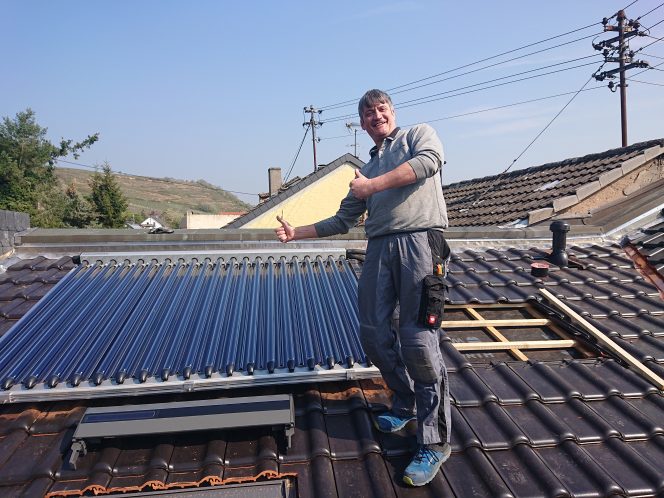 Marco Kunkler installiert Paradigma-Solarthermie-Kollektoren. Foto: Kunkler