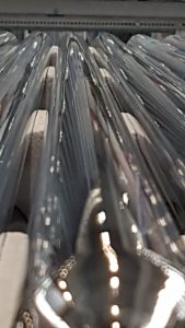 Eine Kollektorröhre neben der anderen ergeben einen Solarthermie-Kollektor. Fotto: Doreen Brumme