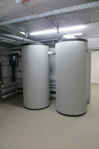 Paradigma-Pufferspeicher mit jeweils 1.000 Litern Fassungsvermögen. Foto: Jeske GmbH