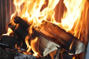 Richtig heizen mit Scheitholz im Kaminofen