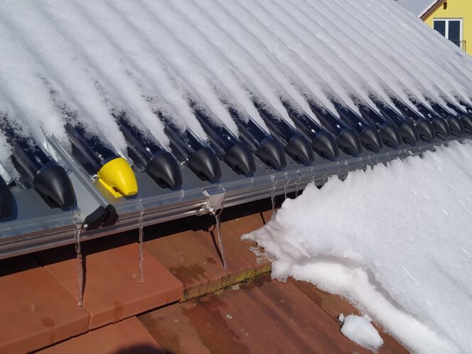 Solarthermie im Winter Solarthermie-Kollektoren unter Schnee Detail