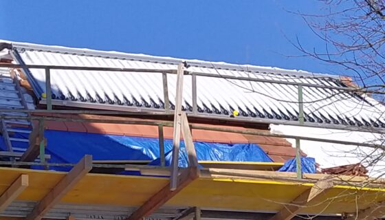 Dach mit Solarthermie-Anlage unter Schnee