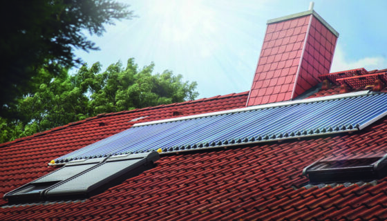 Solarthermie_Kollektor_von_Paradigma_auf_dem_Dach_eines_Privathauses