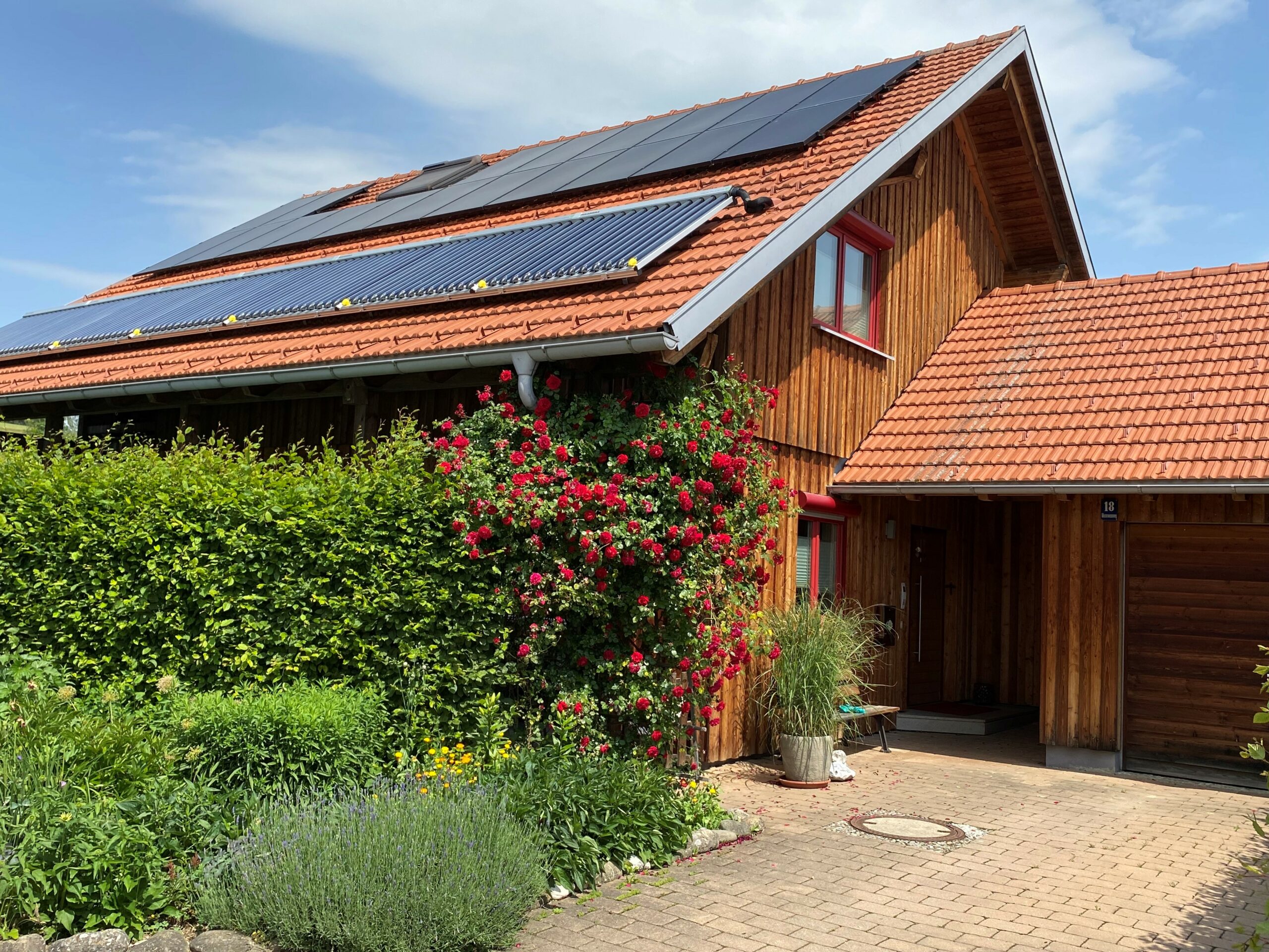 Solardach mit Paradigma Solarthermieanlage und Paradigma Photovoltaikanlage