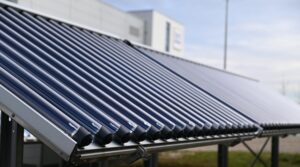Außerdem haben solarthermische Großanlagen noch einen weiteren einzigartigen Vorteil: Die energetische Flächeneffizienz von Solarthermie ist unschlagbar hoch, keine andere Technik liefert mehr Energie pro Quadratmeter Fläche.