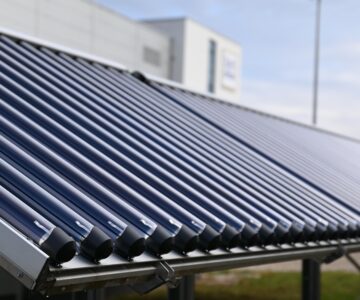 Außerdem haben solarthermische Großanlagen noch einen weiteren einzigartigen Vorteil: Die energetische Flächeneffizienz von Solarthermie ist unschlagbar hoch, keine andere Technik liefert mehr Energie pro Quadratmeter Fläche.