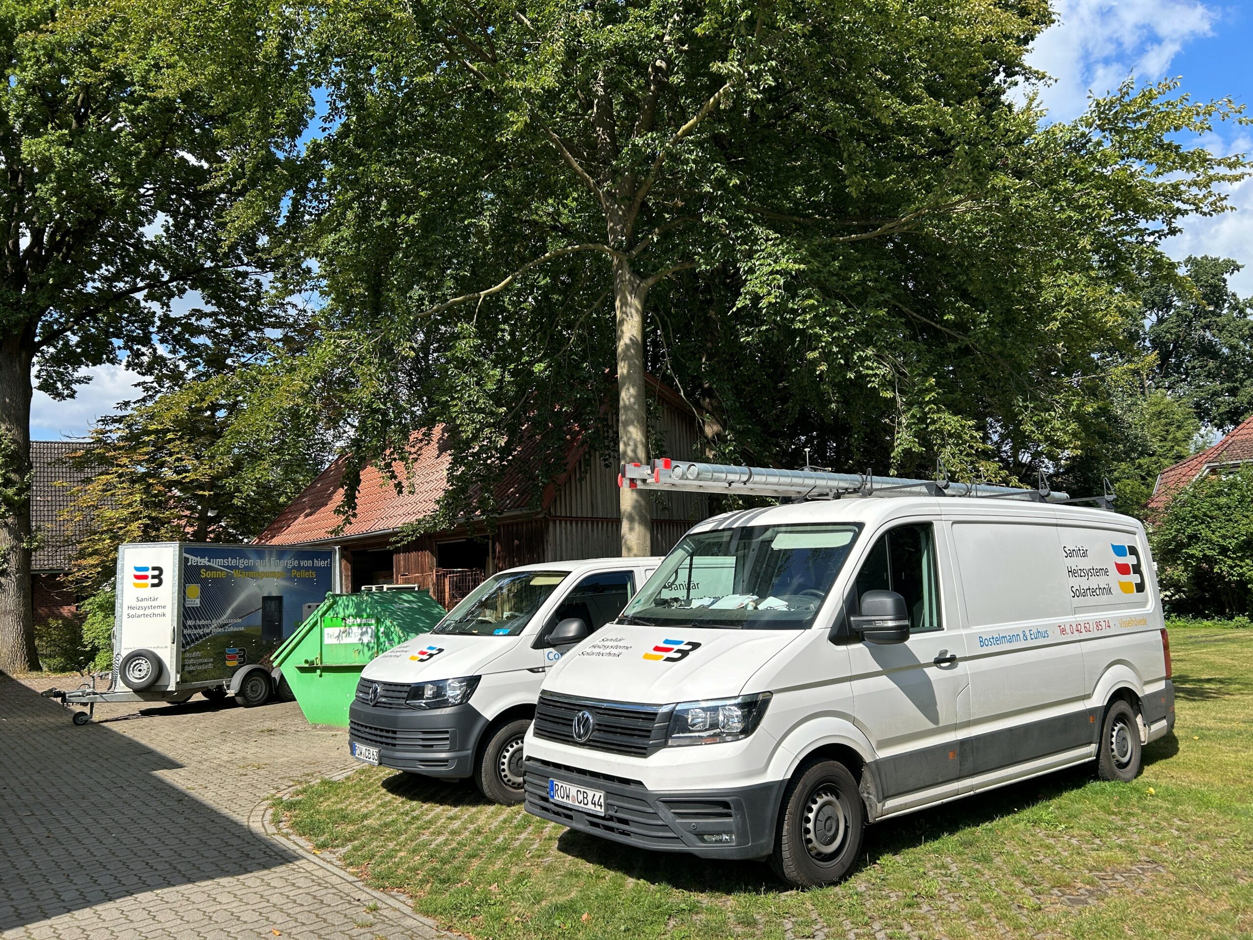 Ein Blick auf den Hinterhof des Firmengeländes der Bostelmann & Euhus GmbH & Co. KG mit einem Teil des Fuhrparks.